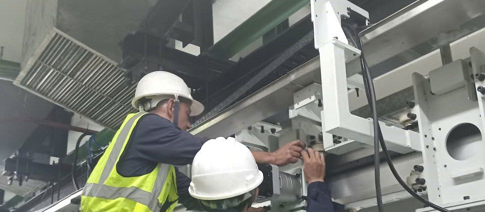 Đội ngũ kỹ thuật trao đổi bản vẽ tại hiện trường công nghiệp.