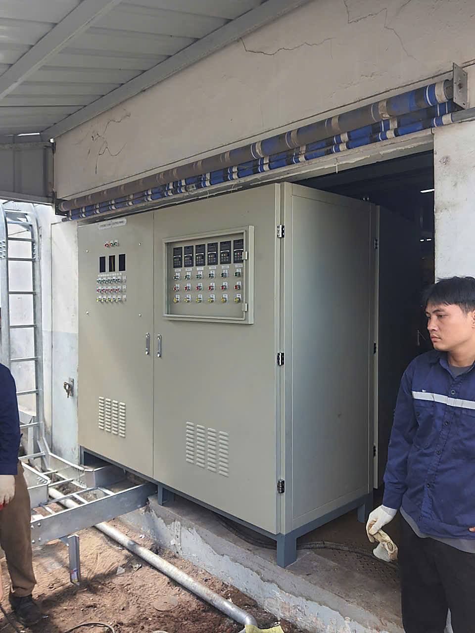 Lắp đặt tủ điều khiển hệ thống làm mát C6 — Công ty Hiệp Sung