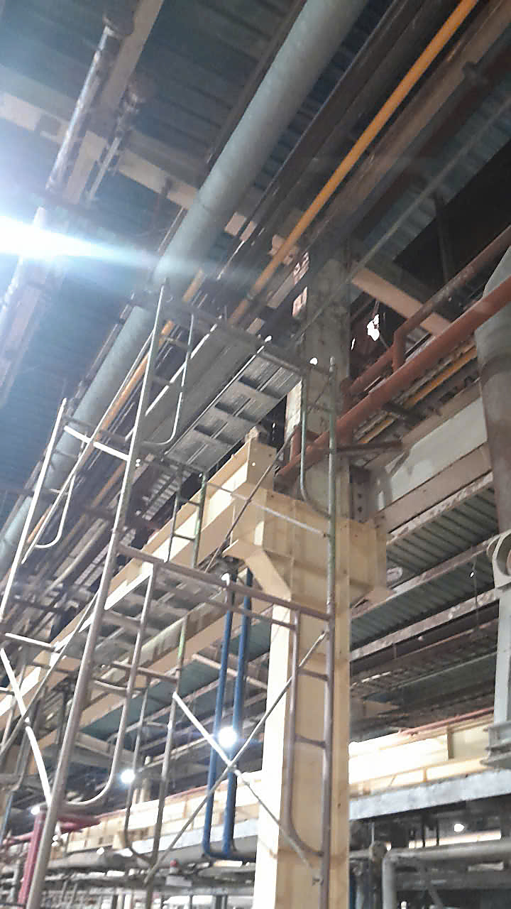 Tuyến ống khí nén trên cao trong nhà xưởng Hiệp Sung